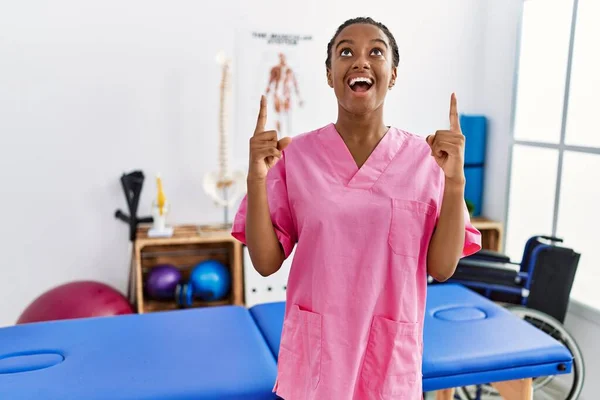 Junge Afrikanisch Amerikanische Frau Die Einer Schmerzklinik Arbeitet Schaut Erstaunt — Stockfoto