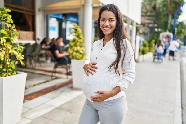 Mladý Latina Žena Těhotná Usměvavý Jistý Dojemný Břicho Ulici — Stock fotografie