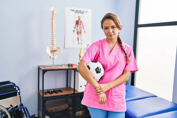 Fizyoterapi Kliniğinde Çalışan Genç Spanyol Bir Kadın Futbol Topu Tutuyor — Stok fotoğraf