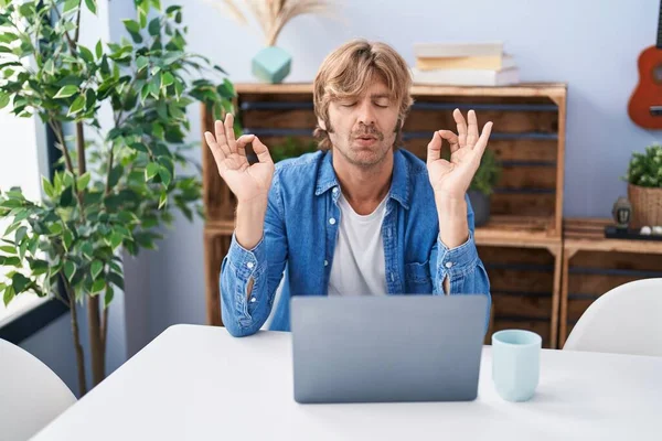 Laptop Kullanan Genç Adam Evde Yoga Egzersizi Yapıyor — Stok fotoğraf