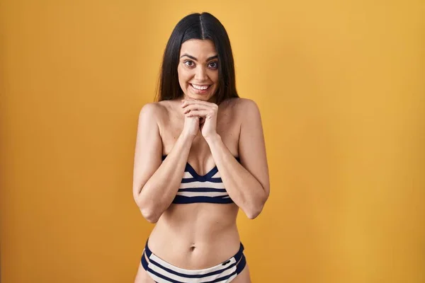 Joven Morena Bikini Sobre Fondo Amarillo Riéndose Nerviosa Excitada Con —  Fotos de Stock