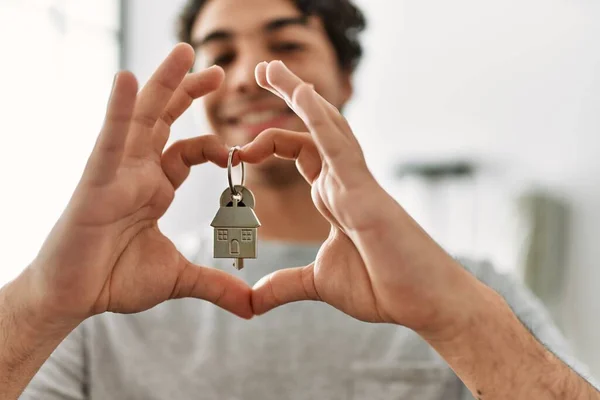 Ung Latinamerikansk Man Gör Hjärta Symbol Med Händerna Håller Nyckeln — Stockfoto