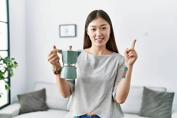 Joven Mujer Asiática Sosteniendo Cafetera Italiana Sonriendo Feliz Señalando Con —  Fotos de Stock