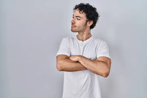 Hispanic Man Standing Isolated Background Looking Side Arms Crossed Convinced — Stock Photo, Image