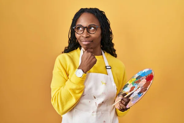 African Woman Holding Painter Palette Looking Confident Camera Smiling Crossed — Stock Photo, Image