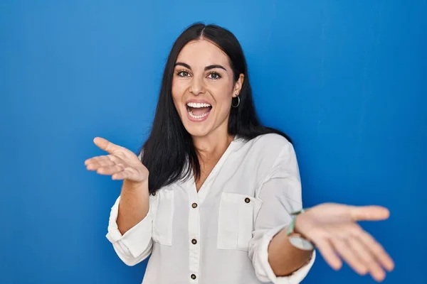 Jovem Hispânica Sobre Fundo Azul Sorrindo Alegre Oferecendo Mãos Dando — Fotografia de Stock