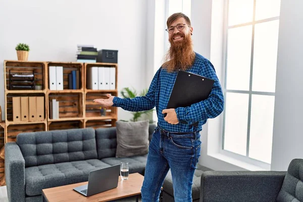 Young Redhead Man Psychology Holding Clipboard Standing Clinic — Stok fotoğraf