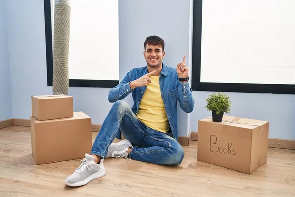 Genç Spanyol Bir Adam Yeni Evinde Yerde Oturuyor Gülümsüyor Kameraya — Stok fotoğraf