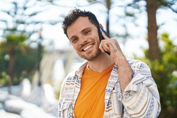 Ung Latinamerikansk Man Ler Säker Talar Smartphone Parken — Stockfoto