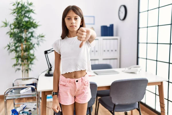 Das Junge Hispanische Mädchen Das Der Kinderklinik Steht Sieht Unglücklich — Stockfoto