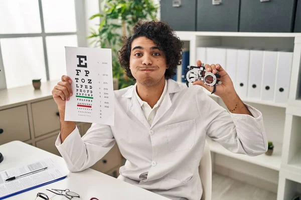 Homem Hispânico Com Cabelo Encaracolado Segurando Óculos Optometria Visão Testar — Fotografia de Stock