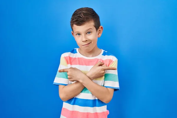 Joven Chico Caucásico Pie Sobre Fondo Azul Apuntando Ambos Lados — Foto de Stock