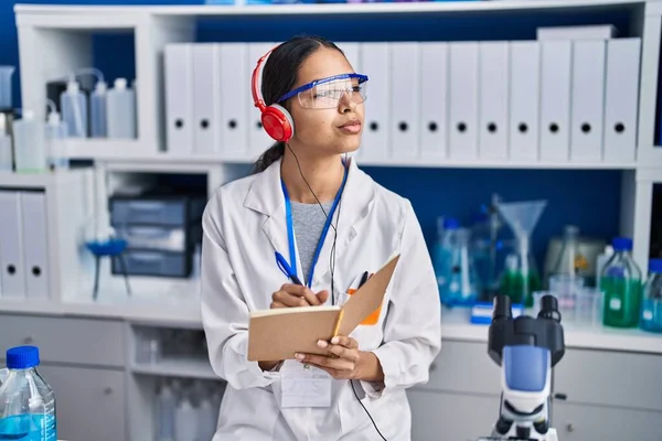 Joven Mujer Afroamericana Científica Escuchando Música Escribir Libro Laboratorio —  Fotos de Stock