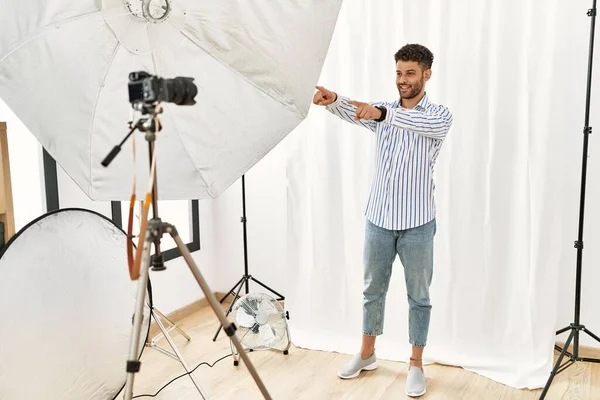 Arabische Jongeman Doet Zich Voor Als Model Fotostudio Wijzend Naar — Stockfoto