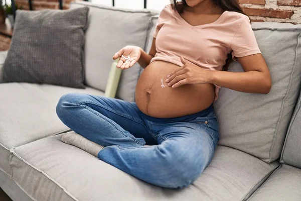 Mujer Latina Joven Embarazada Aplicando Loción Crema Vientre Piel Casa —  Fotos de Stock
