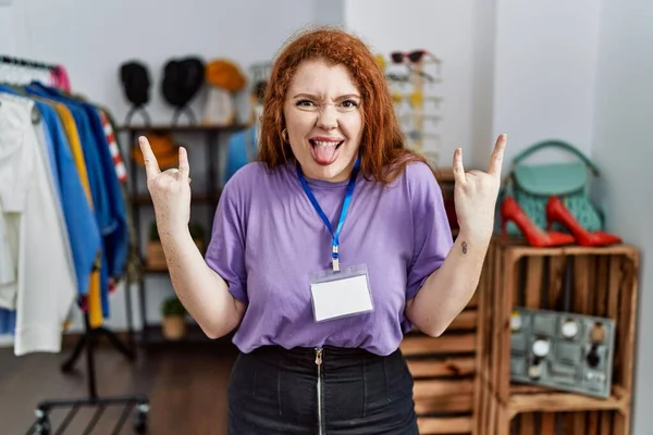Egy Fiatal Vörös Hajú Aki Üzletvezetőként Dolgozik Őrült Arckifejezéssel Kiabál — Stock Fotó