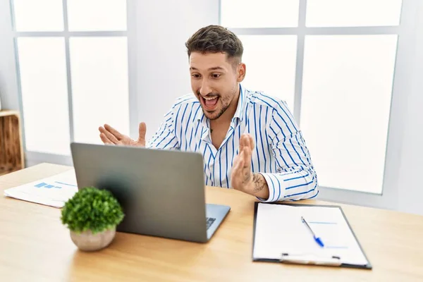 Joven Hombre Guapo Con Barba Trabajando Oficina Usando Computadora Portátil —  Fotos de Stock