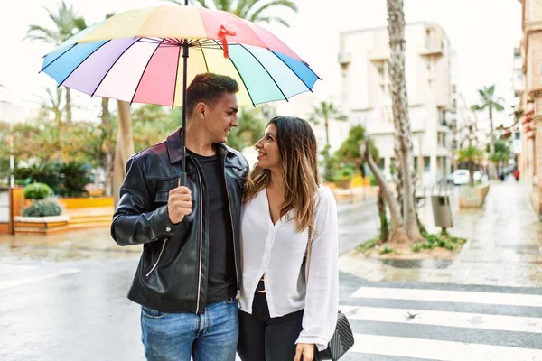 Jeune Couple Souriant Heureux Tenant Parapluie Debout Ville — Photo