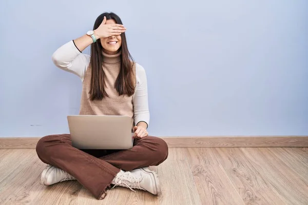 Mujer Morena Joven Trabajando Con Computadora Portátil Sentada Suelo Sonriendo —  Fotos de Stock