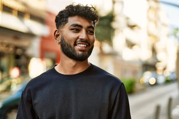 Hombre Árabe Joven Sonriendo Confiado Calle —  Fotos de Stock