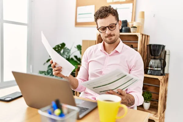 Ung Latinamerikan Man Läsa Dokument Som Arbetar Kontoret — Stockfoto