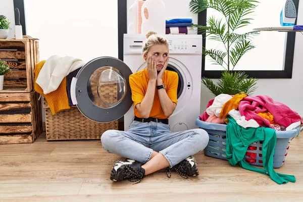 Jonge Blonde Vrouw Doet Wasgoed Zitten Door Wasmachine Vermoeide Handen — Stockfoto