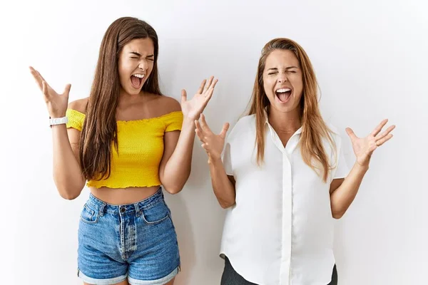 Mère Fille Ensemble Debout Ensemble Sur Fond Isolé Célébrant Fou — Photo