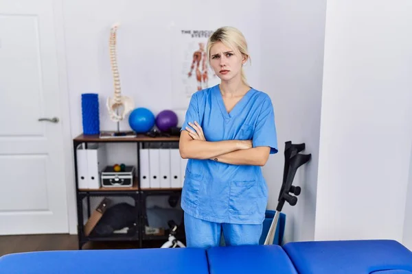 Mujer Fisioterapeuta Joven Que Trabaja Clínica Recuperación Del Dolor Escéptica —  Fotos de Stock