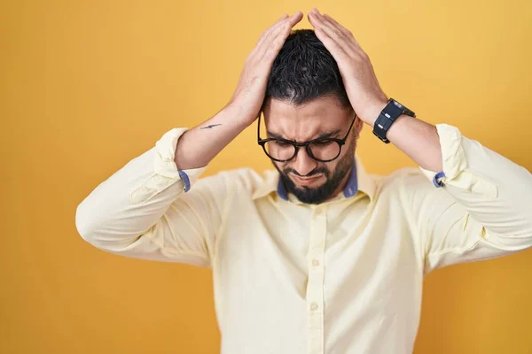 Joven Hispano Con Ropa Negocios Gafas Que Sufren Dolor Cabeza — Foto de Stock