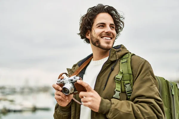 Hombre Hispano Guapo Usando Cámara Vintage Por Puerto Deportivo —  Fotos de Stock