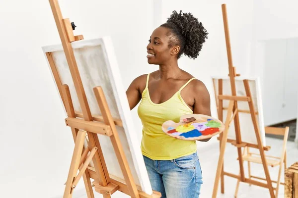 Jovem Artista Afro Americano Mulher Sorrindo Desenho Feliz Estúdio Arte — Fotografia de Stock