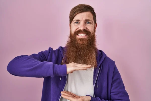 Blanke Man Met Lange Baard Staat Roze Achtergrond Gebaar Met — Stockfoto