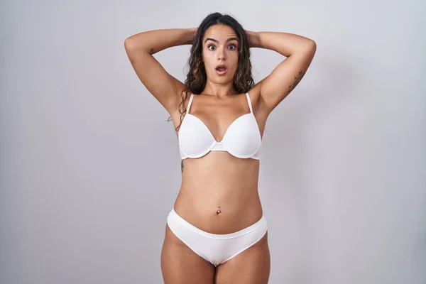 Ung Latinamerikansk Kvinna Klädd Vita Underkläder Galen Och Rädd Med — Stockfoto