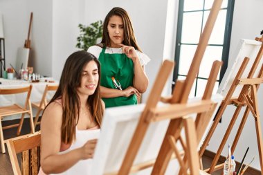 Sanat okulunda resim yapan öğrenci ve öğretmen..