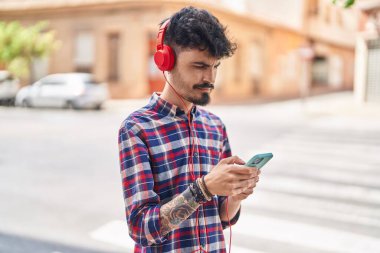 Sokakta müzik dinleyen genç bir İspanyol.