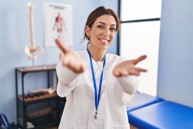 Genç esmer kadın ağrı kesici kliniğinde çalışıyor. Gülümsüyor, yardım eli uzatıyor ve kabul ediyor.. 