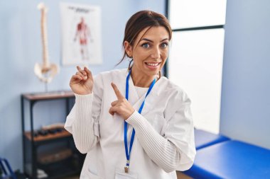 Ağrı kesici kliniğinde çalışan genç esmer kadın endişeli ve gergin olduğunu, endişeli ve şaşırmış bir ifade takındığını söyledi. 