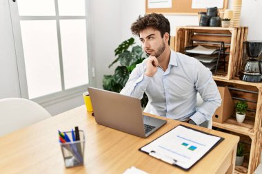 Genç İspanyol işadamı ofiste çalışıyor..