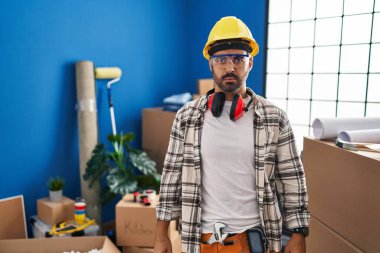 Sakallı, evde çalışan genç, İspanyol bir adam. Tamirci, şüpheci ve gergin. Sorunlar yüzünden asık suratlı. negatif kişi. 