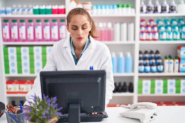 Young Beautiful Hispanic Woman Pharmacist Using Computer Serious Expression Pharmacy — 스톡 사진