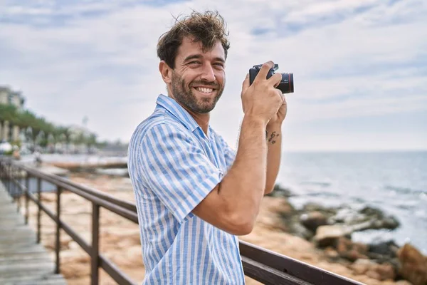 Jovem Hispânico Homem Sorrindo Feliz Usando Câmera Praia — Fotografia de Stock