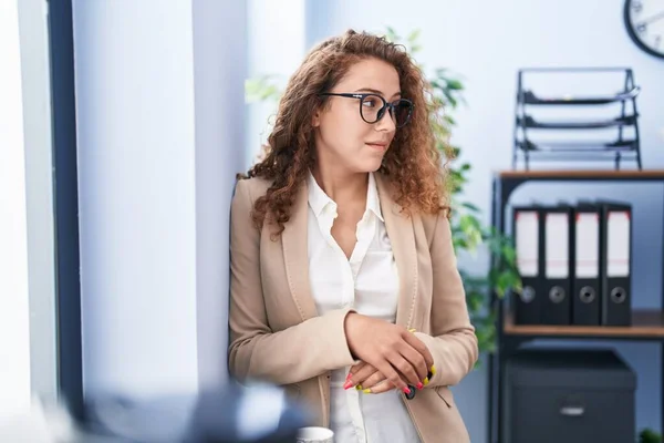 Giovane Bella Donna Ispanica Business Worker Appoggiata Alla Finestra Ufficio — Foto Stock