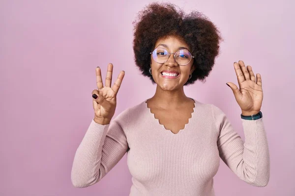 Jonge Afrikaanse Amerikaanse Vrouw Staande Roze Achtergrond Tonen Wijzen Met — Stockfoto