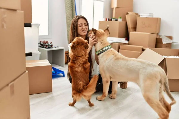 Jonge Latino Vrouw Glimlachen Zelfverzekerd Zitten Vloer Met Honden Nieuw — Stockfoto