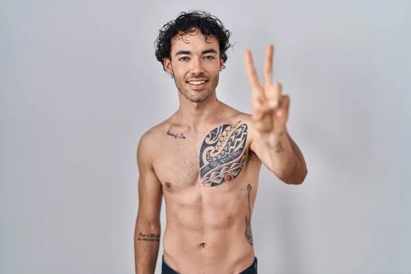 Homem Hispânico Sem Camisa Mostrando Apontando Para Cima Com Dedos — Fotografia de Stock