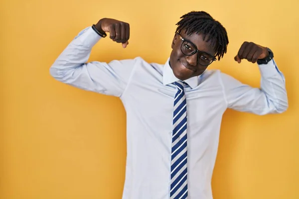 Sarı Arka Planda Duran Afrikalı Adam Gururla Gülümseyen Kol Kaslarını — Stok fotoğraf