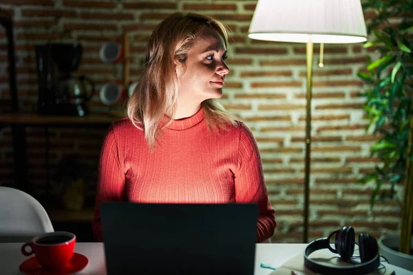 Blonde Frau Mit Laptop Der Nacht Hause Schauen Zur Seite — Stockfoto