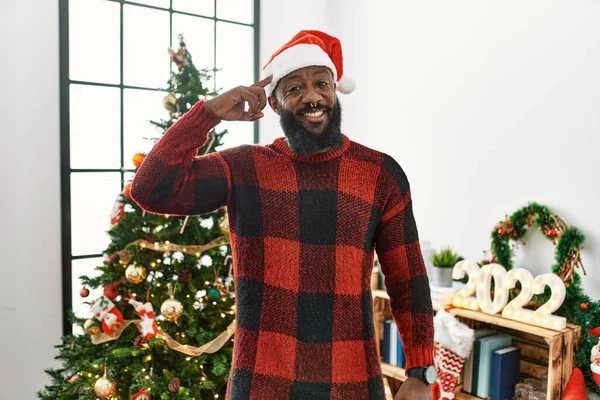Африканский Американец Шляпе Санта Клауса Стоит Рождественской Елки Улыбается Указывая — стоковое фото