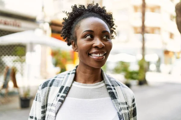 Jovem Menina Afro Americana Sorrindo Feliz Cidade — Fotografia de Stock