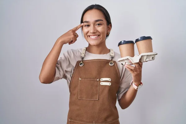 Mujer Hispana Joven Con Delantal Camarera Profesional Sosteniendo Café Sonriendo —  Fotos de Stock